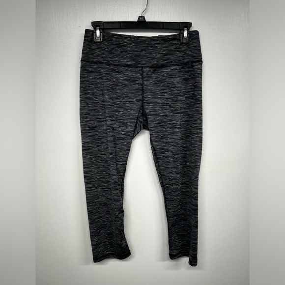Reebok Pants - Reebok black and grey workout crop leggings size medium